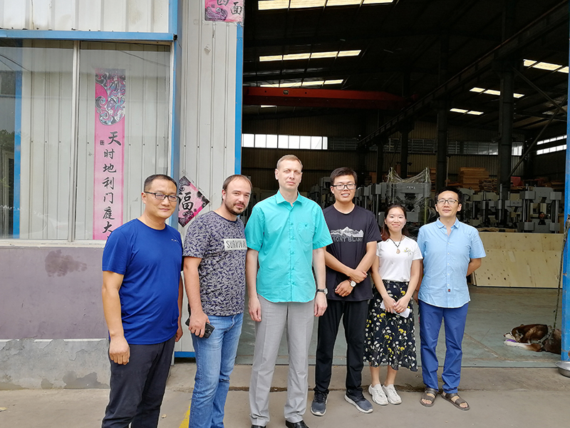 俄羅斯客戶到廠驗(yàn)收機(jī)器，獲得客戶一致好評